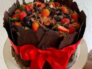 Bolo com lascas de chocolate com frutas vermelhaa
