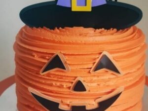 Bolo personalizado massa e recheio a escolher 300.00 com topper.