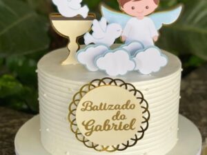 Bolo batizado 15/10cm recheio a escolher. 280.00